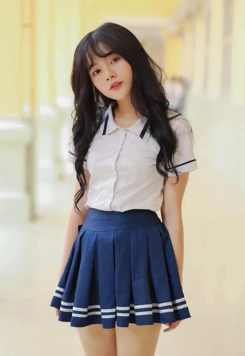 Nữ Sinh Mặc Váy Ngắn Chụp Ảnh Ngoài Trời Dễ Thương