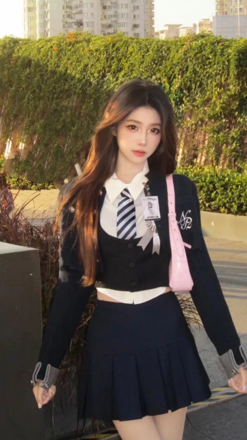 Nữ Sinh Mặc Váy Ngắn Đáng Yêu Dưới Nắng Chiều