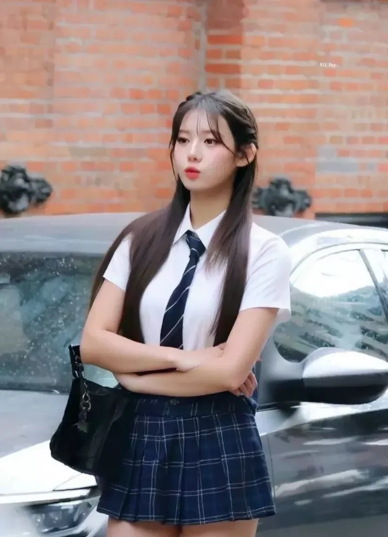 Nữ Sinh Mặc Váy Ngắn Phong Cách Học Sinh Năng Động