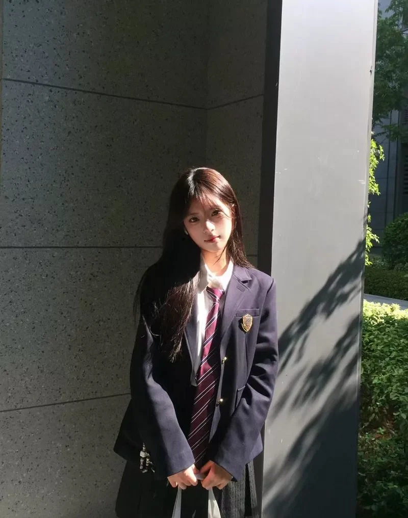 Nữ Sinh Mặc Váy Ngắn Tạo Dáng Đáng Yêu Dưới Tán Cây