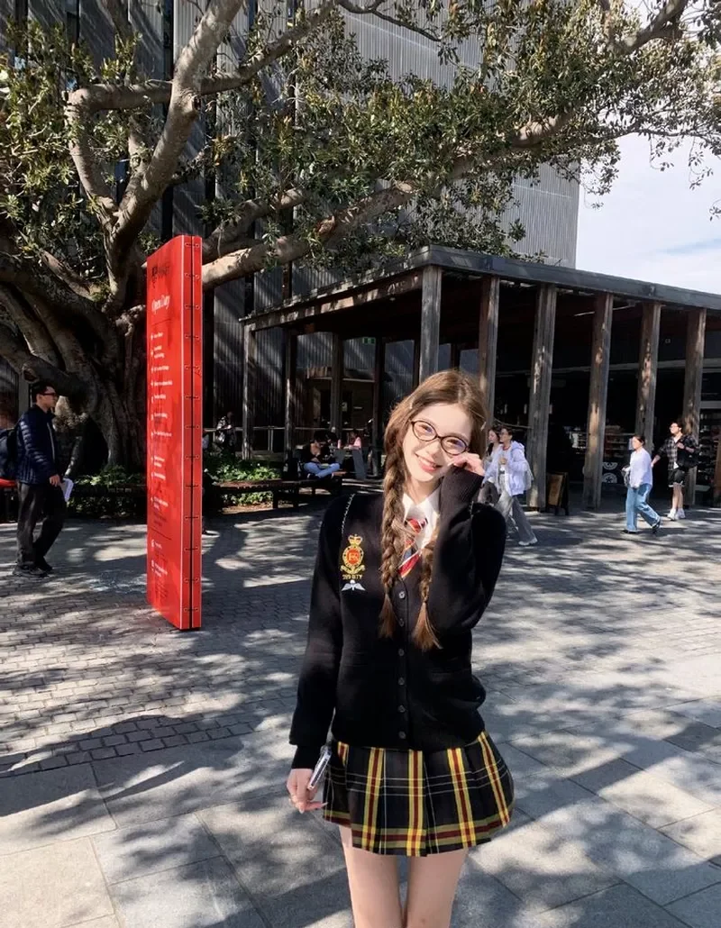 Nữ Sinh Mặc Váy Ngắn Tạo Dáng Đáng Yêu Ngoài Trời