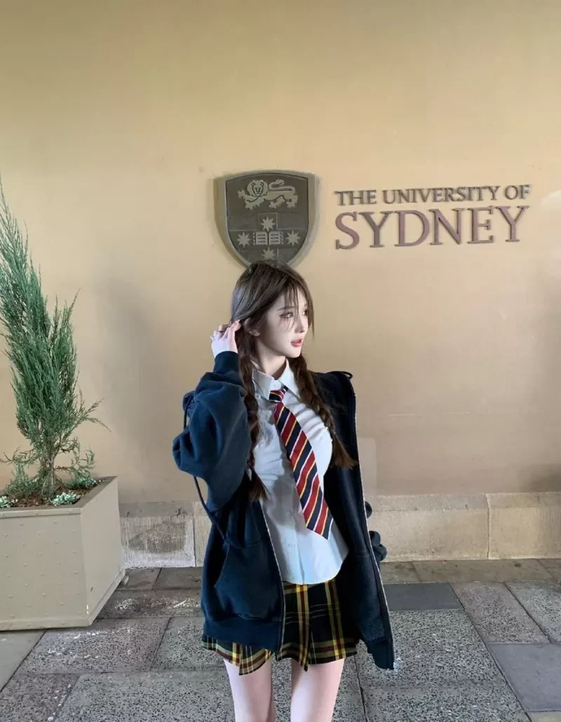 Nữ Sinh Mặc Váy Ngắn Xinh Đẹp Trong Khuôn Viên Trường