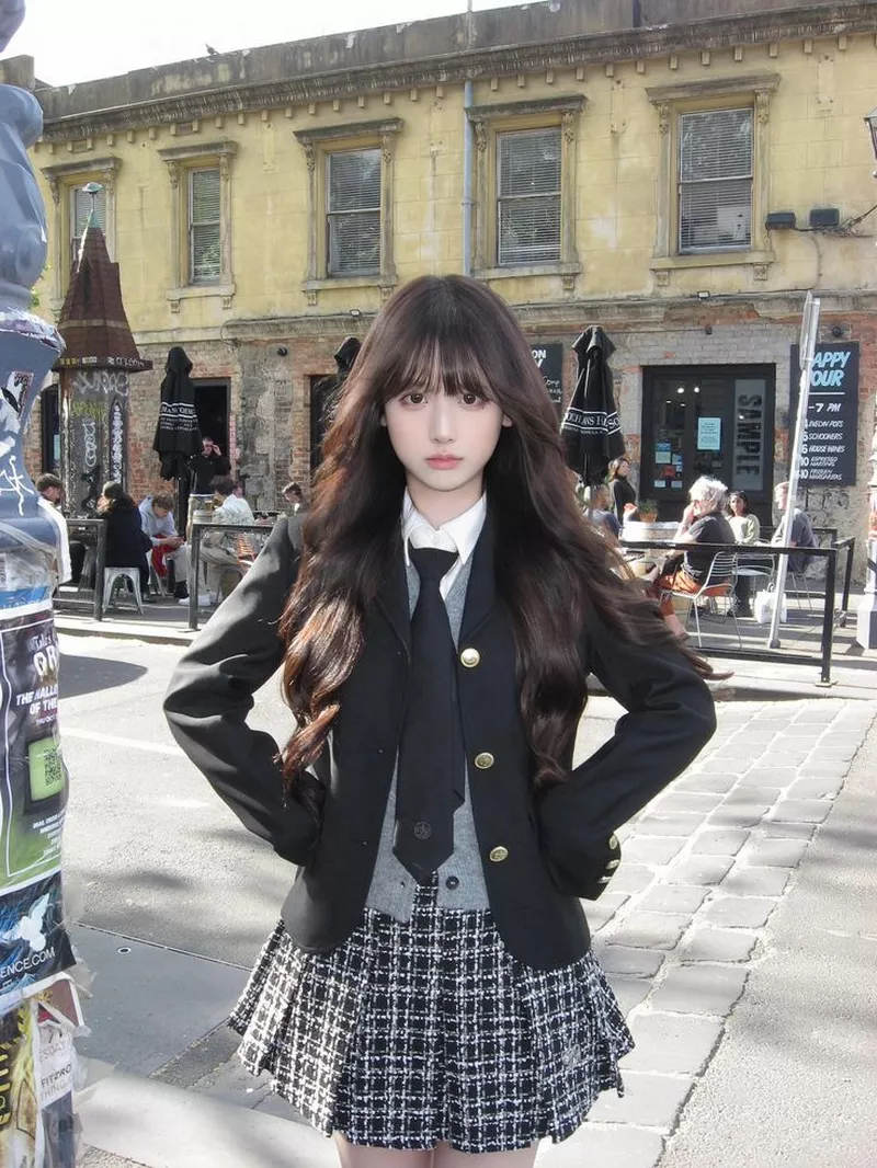 Nữ Sinh Mặc Váy Ngắn Xinh Xắn Trong Sân Trường