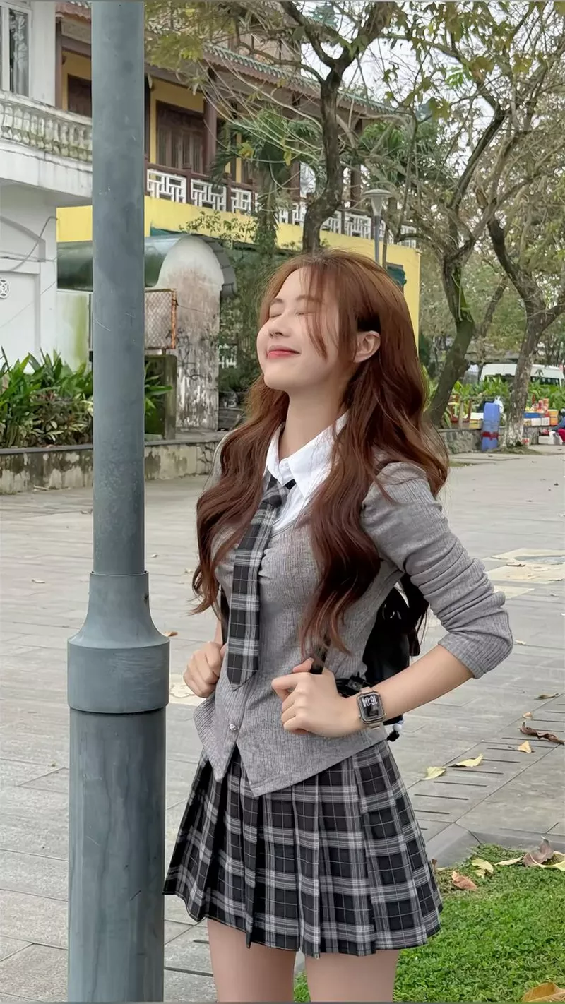 Nữ Sinh Váy Ngắn Phong Cách Học Đường Trẻ Trung