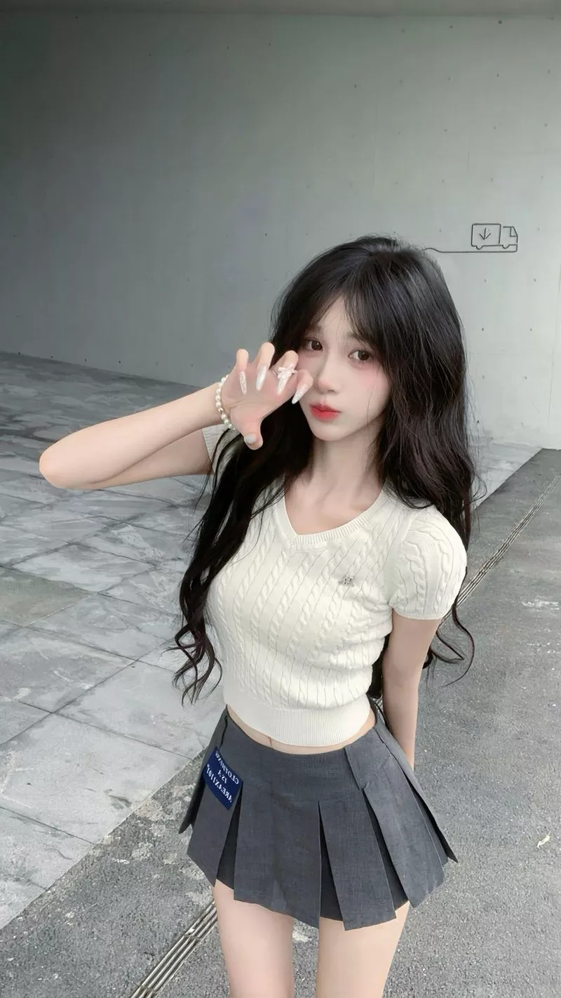 Thiếu nữ mặc váy ngắn khoe vẻ đẹp tự nhiên