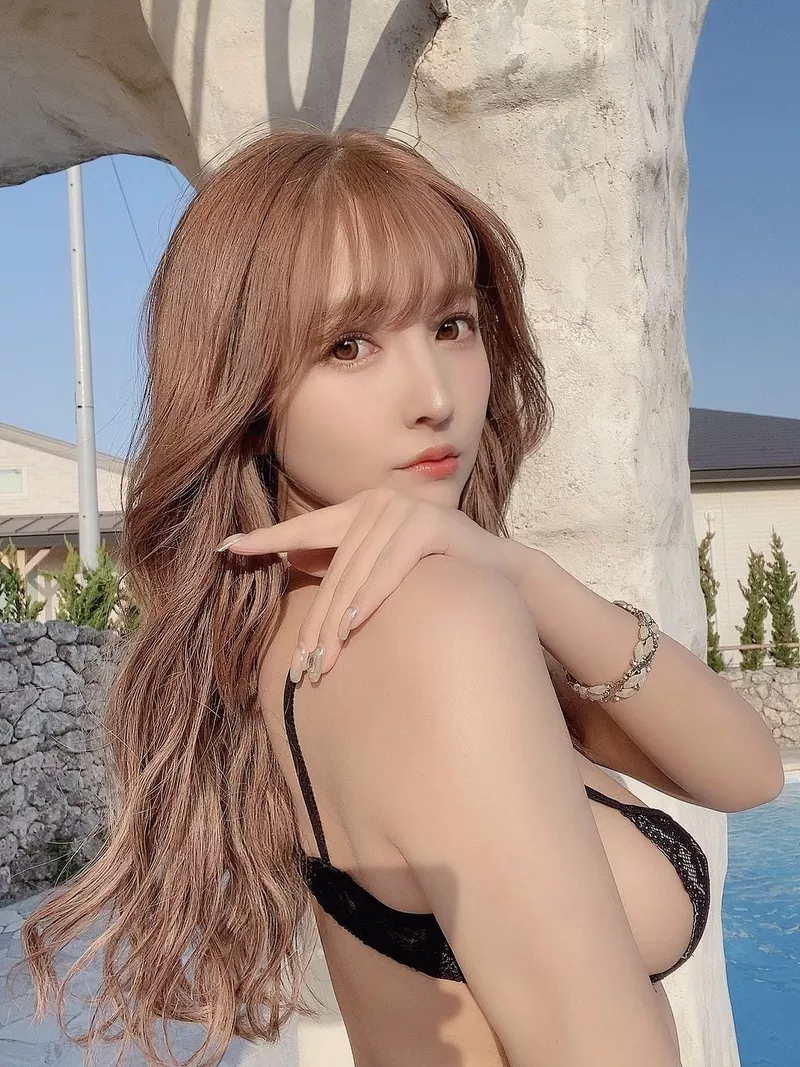 Ảnh Yua Mikami Với Ánh Nhìn Hút Hồn