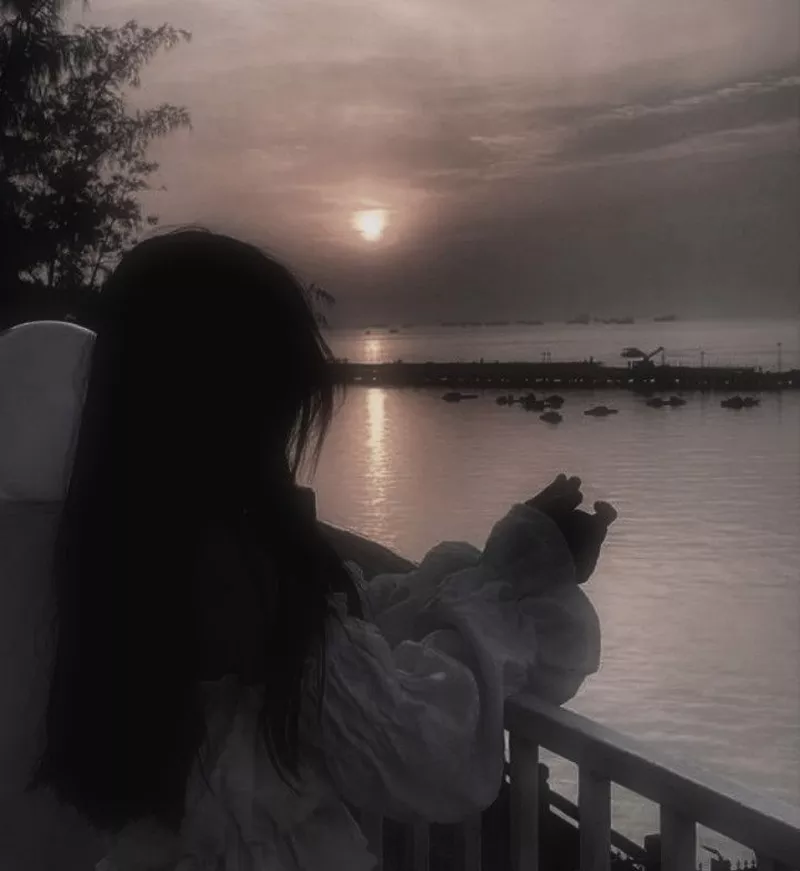 Avatar Buồn Nữ Cô Đơn Nhìn Xa Xăm