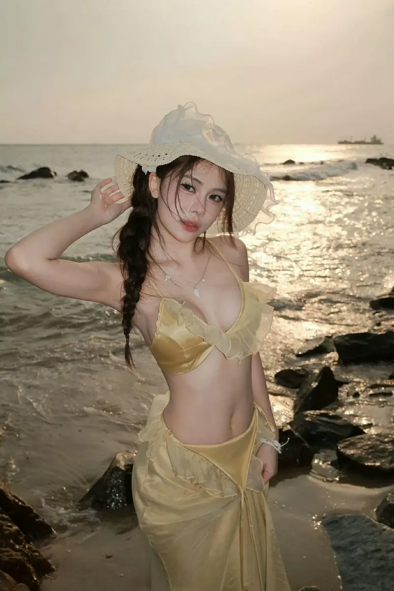 Gái Xinh Khoe Hàng Với Vòng Một Gợi Cảm Thu Hút