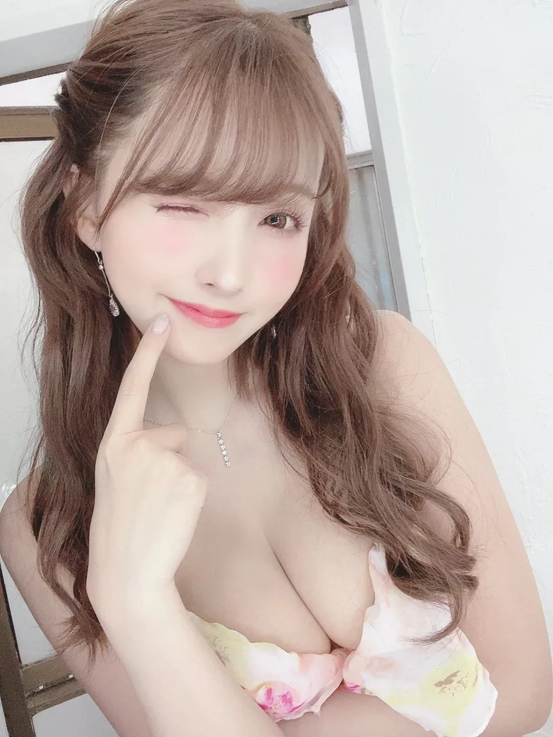 Yua Mikami Và Nụ Cười Khiến Ai Cũng Tan Chảy