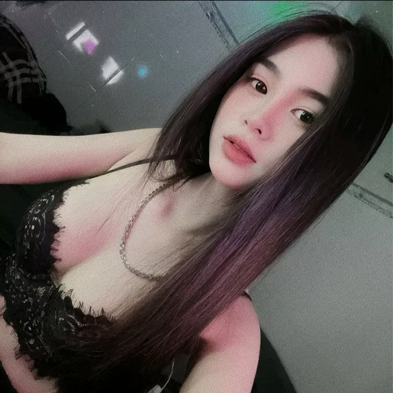 Ảnh Gái Xinh Tự Chụp Phong Cách TikTok Trend