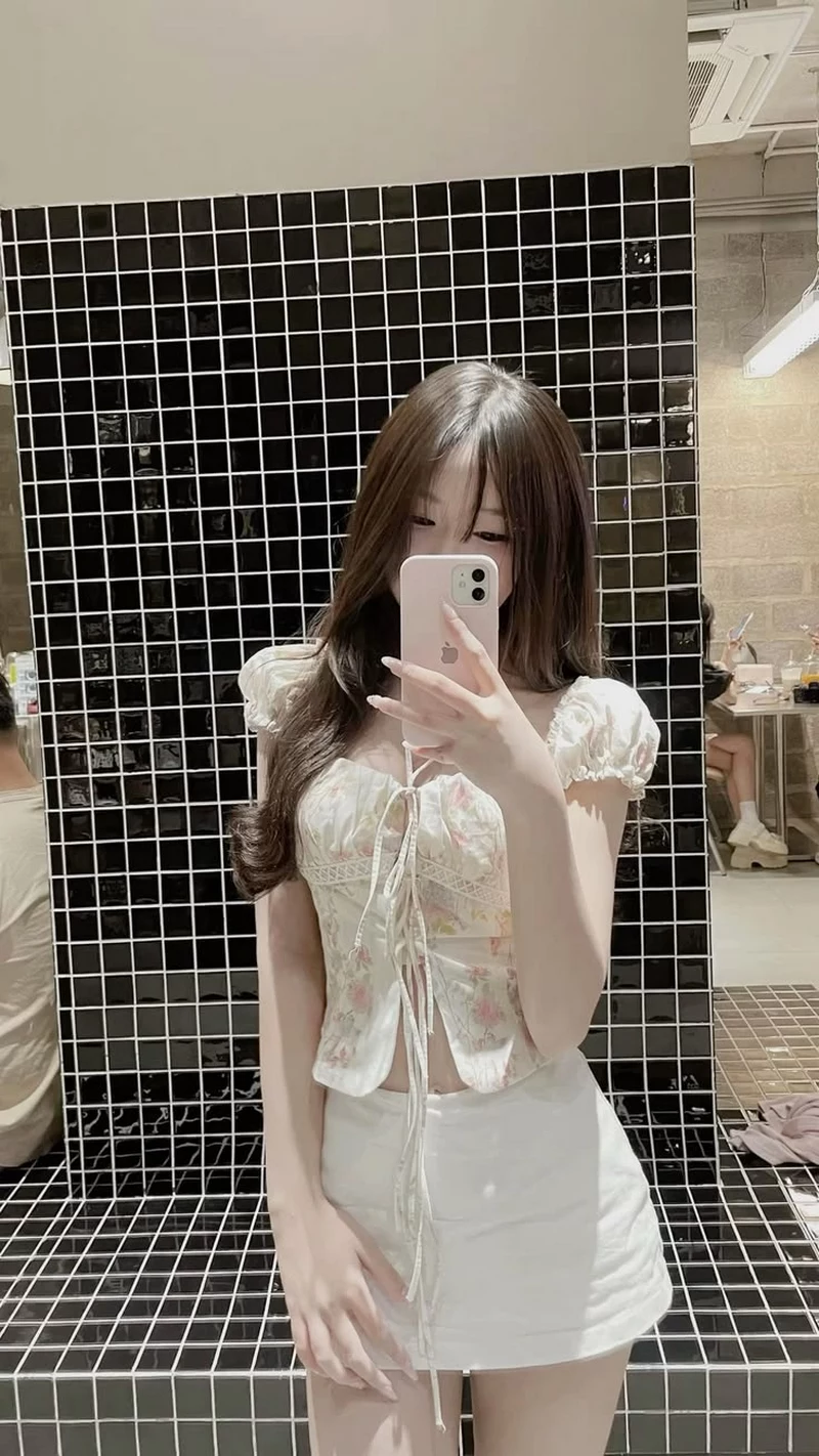 Ảnh Gái Đẹp Chụp Ảnh Trước Gương Phong Cách Hàn