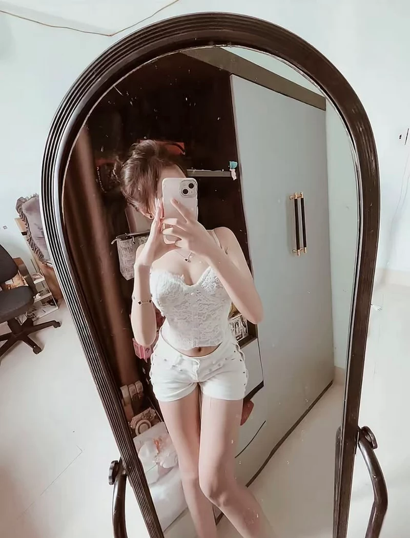 Ảnh Gái Xinh Chụp Gương Với Mái Tóc Dài Cuốn Hút