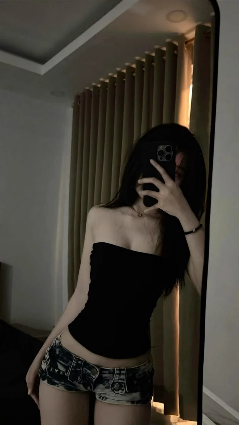 Ảnh Gái Xinh Soi Gương Với Nhan Sắc Trong Trẻo