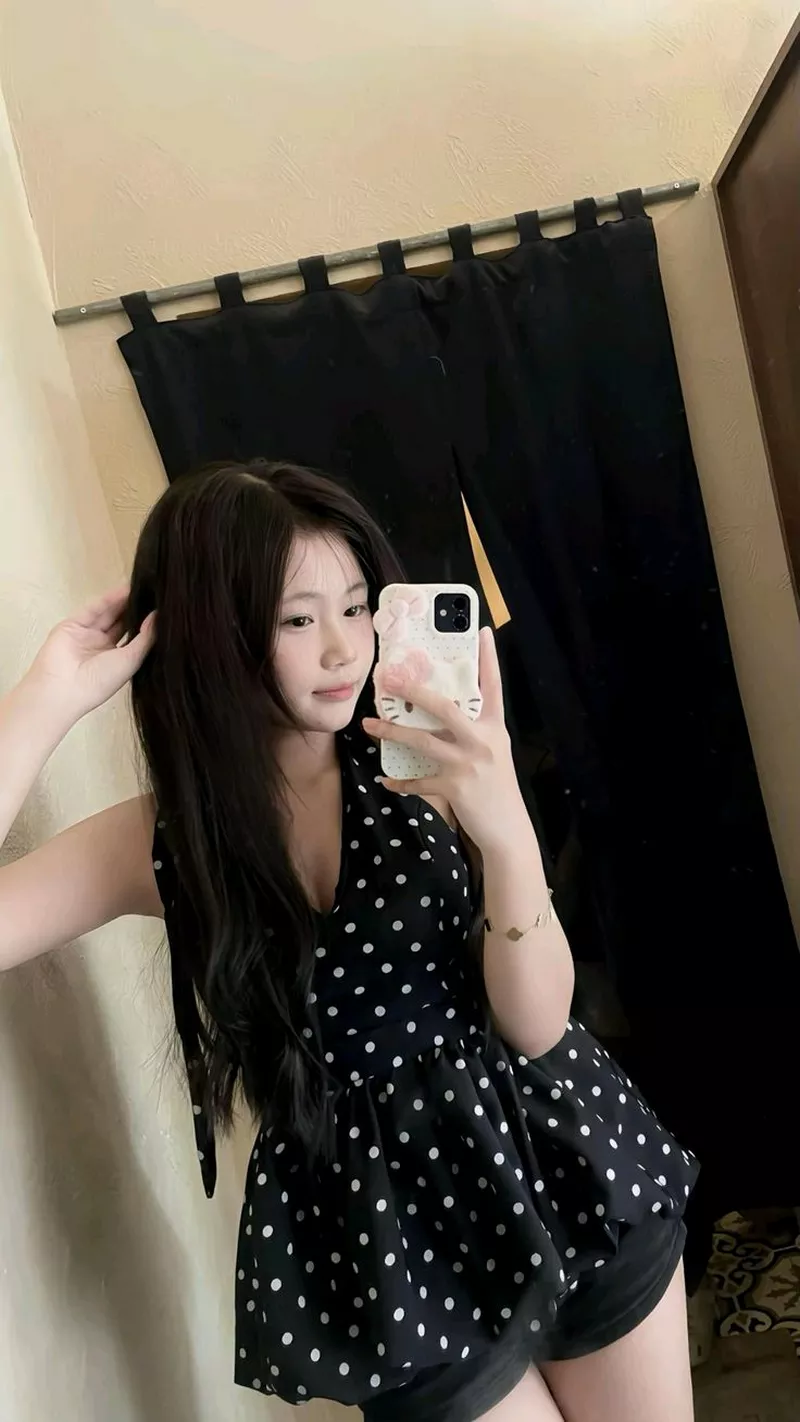 Ảnh Gái Xinh Trước Gương Với Góc Chụp Hoàn Hảo