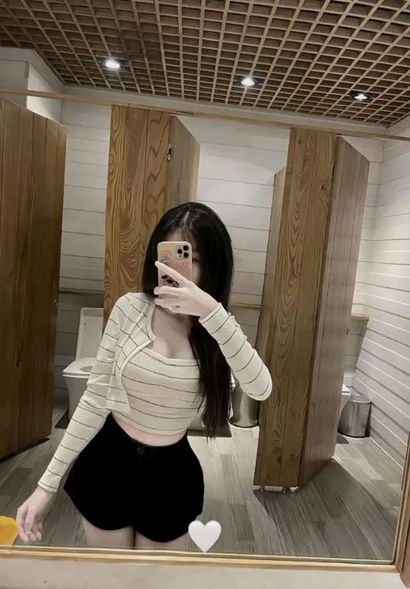 Ảnh Selfie Gái Xinh Trước Gương Được Chia Sẻ Nhiều