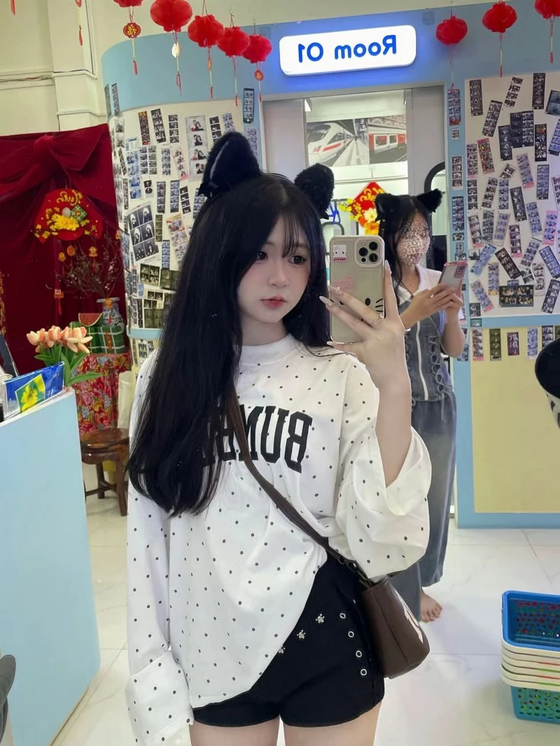Ảnh Selfie Trước Gương Của Gái Xinh Dễ Thương