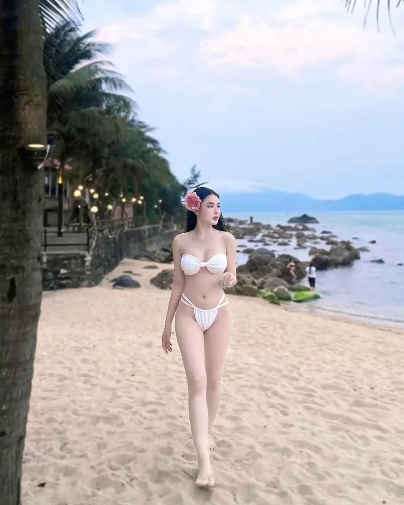 Bikini Trắng Giúp Tôn Lên Nét Đẹp Tự Nhiên