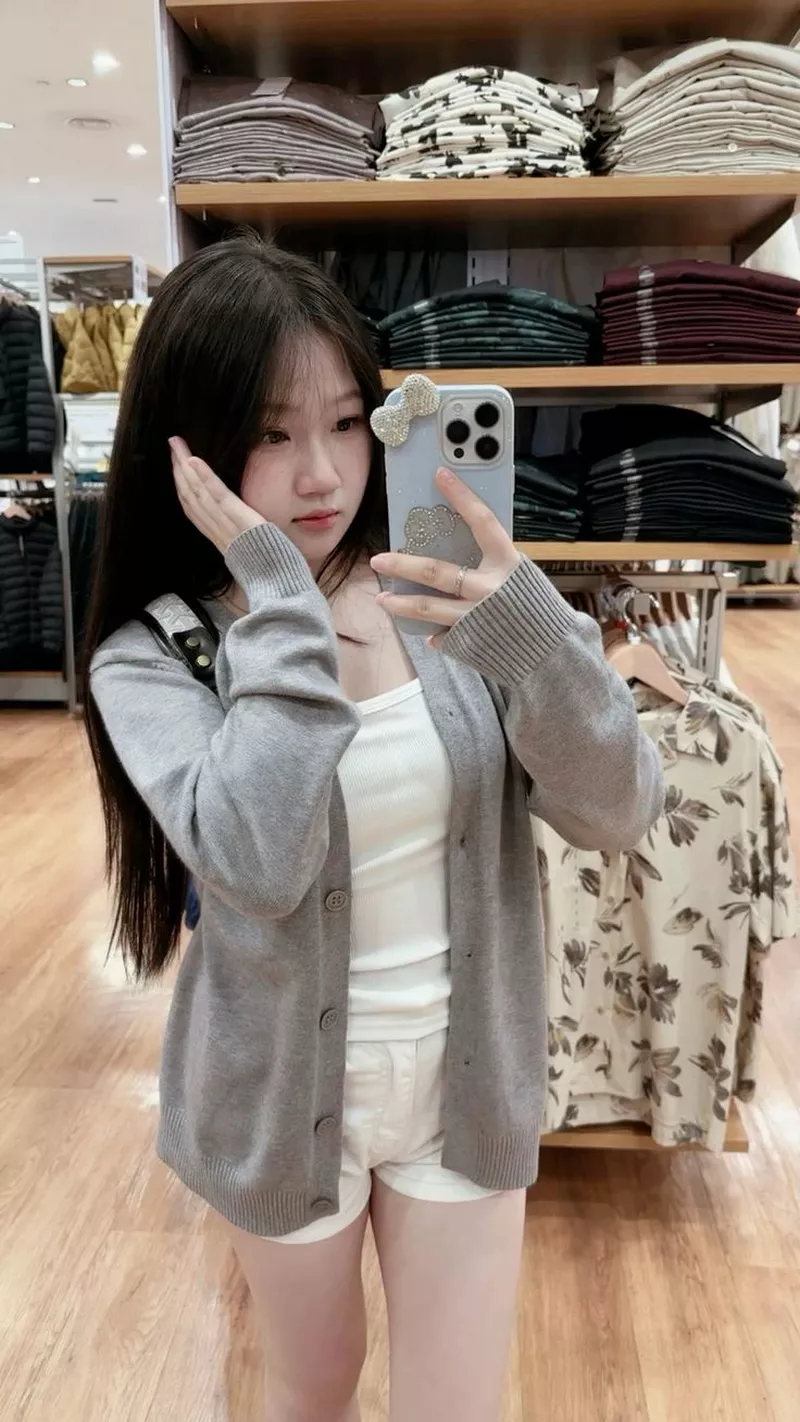 Gái Đẹp Chụp Ảnh Trước Gương Với Visual Nổi Bật