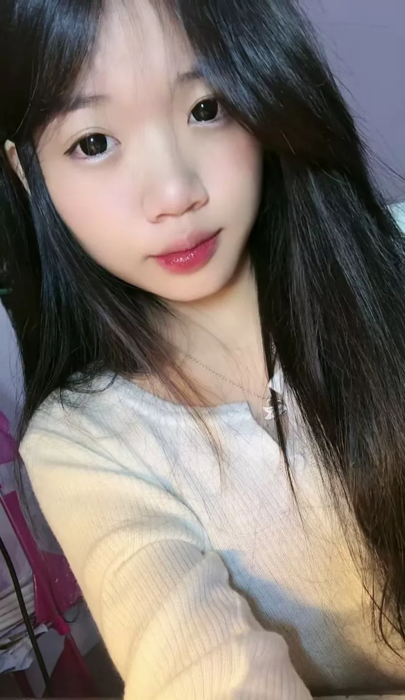 Gái Xinh 2K8 Đeo Kính Với Vẻ Đẹp Trong Sáng