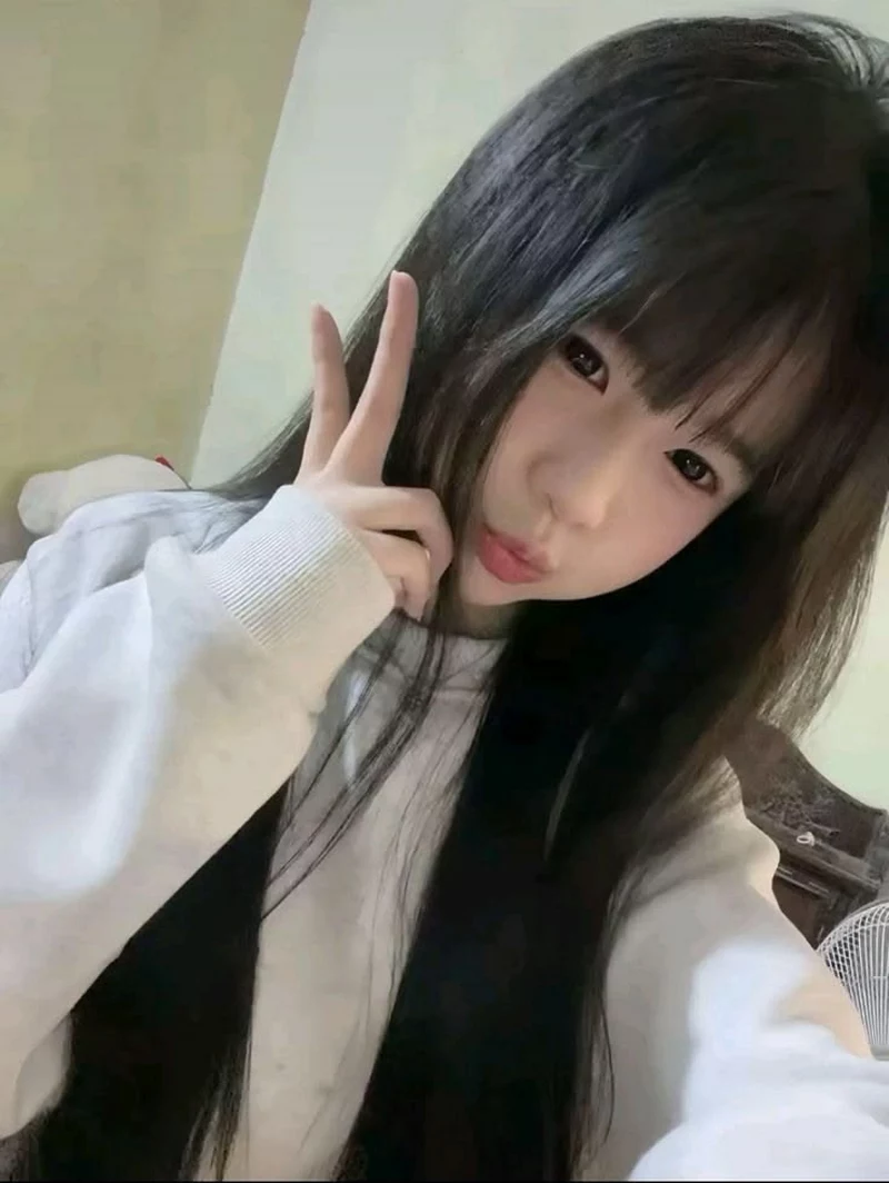Gái Xinh 2K8 Mặc Đồng Phục Học Sinh Cực Đáng Yêu