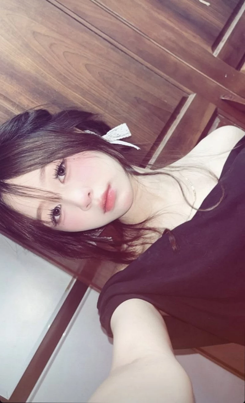 Gái Xinh 2K8 Phong Cách Năng Động Trẻ Trung