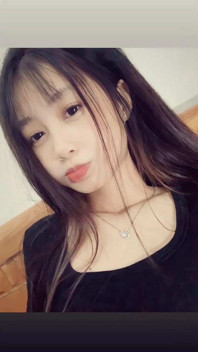 Gái Xinh 2K8 Tỏa Sáng Với Nét Đẹp Tự Nhiên