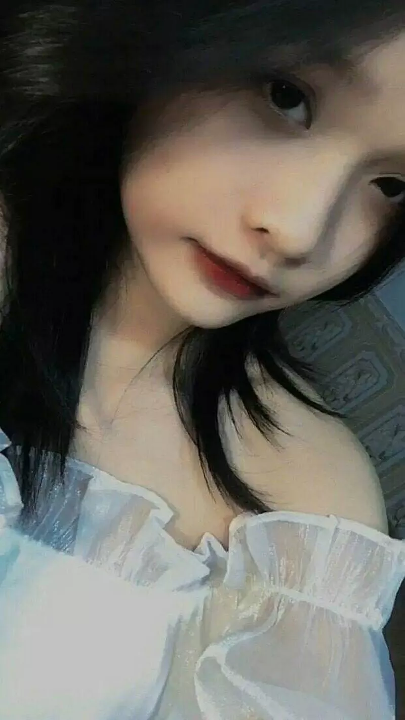 Gái Xinh 2K8 Với Đôi Mắt To Tròn Long Lanh