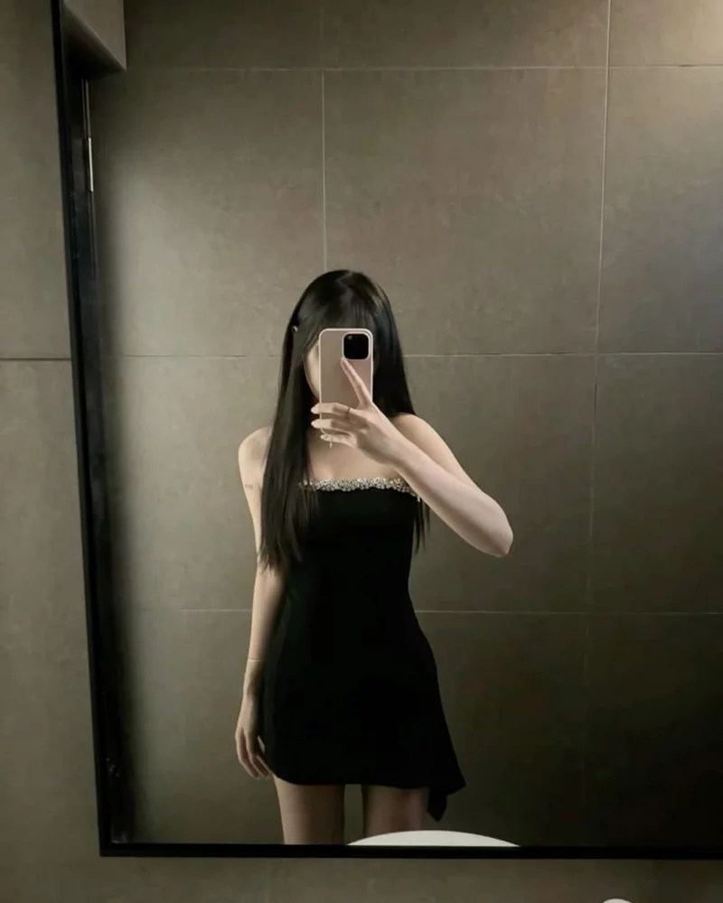 Gái Xinh Chụp Ảnh Trước Gương Trong Phòng Ngủ Đẹp