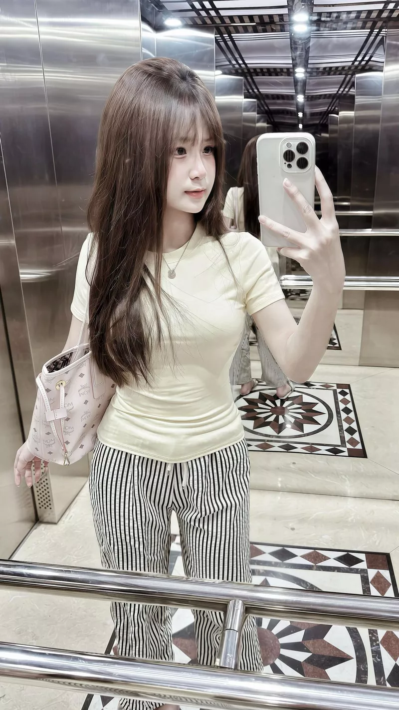 Gái Xinh Chụp Ảnh Trước Gương Với Nét Đẹp Dịu Dàng