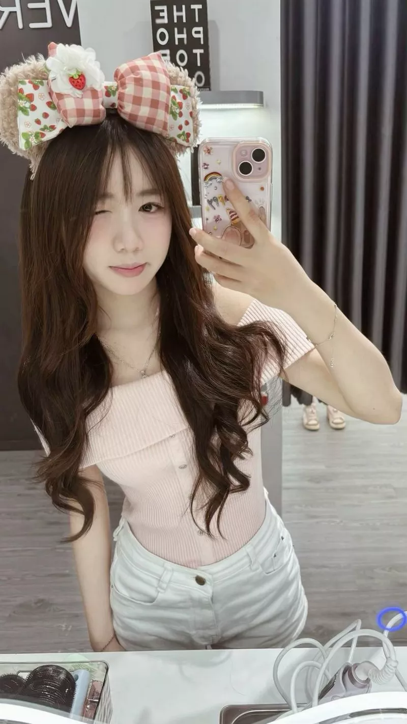 Gái Xinh Chụp Gương Phong Cách Hàn Quốc Dễ Thương