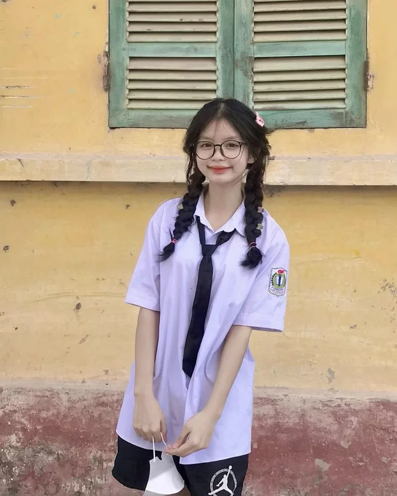 Gái Xinh Lớp 10 Cute Khi Chụp Ảnh Ngoài Trời