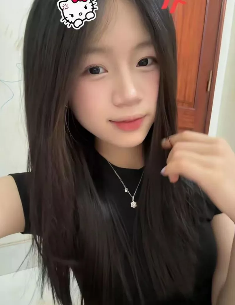 Gái Xinh Lớp 10 Dễ Thương Khi Chụp Ảnh Selfie