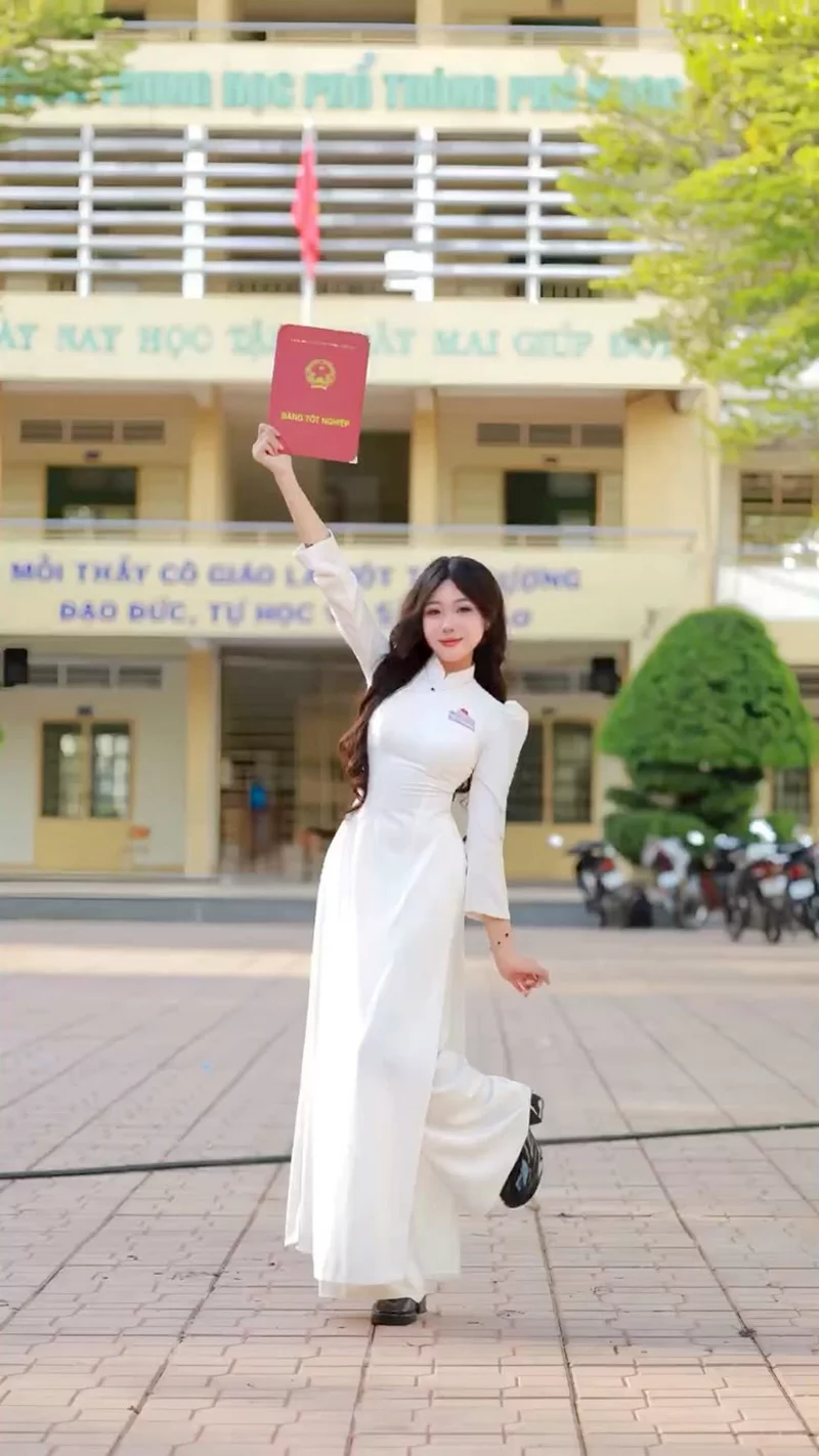 Gái Xinh Lớp 10 Với Phong Cách Năng Động Trẻ Trung