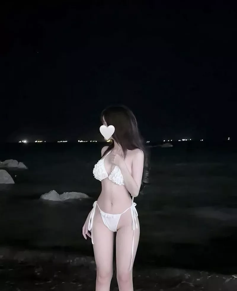 Gái Xinh Mặc Bikini Trắng Check In Biển Xanh