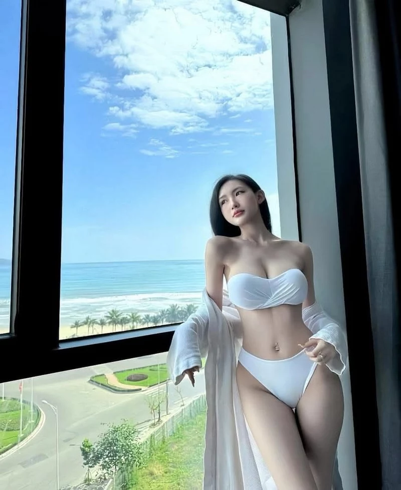 Gái Xinh Mặc Bikini Trắng Mang Vẻ Đẹp Hiện Đại