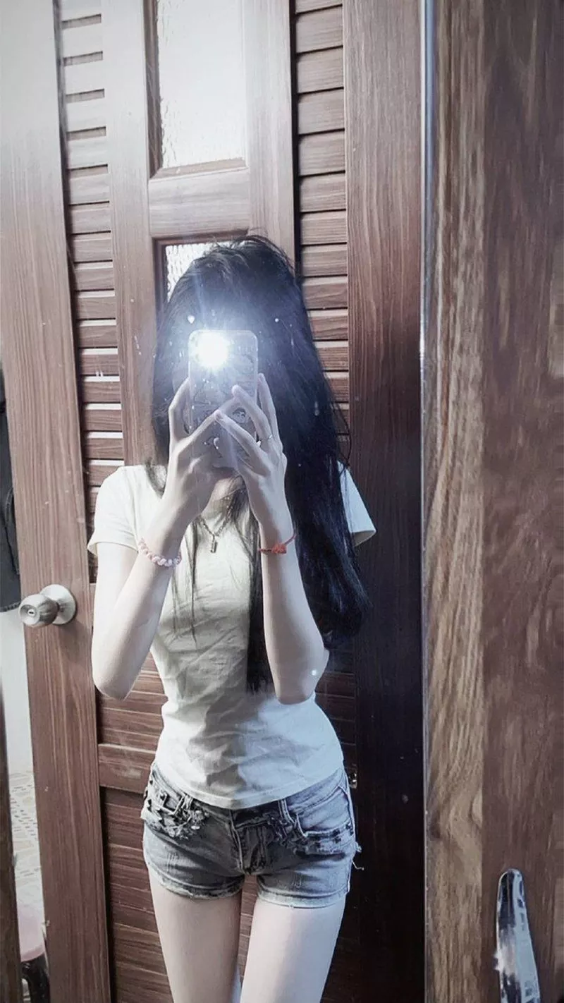 Gái Xinh Selfie Trước Gương Đẹp Không Tì Vết