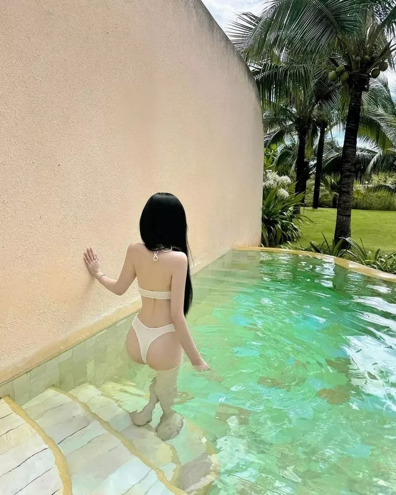 Gái Xinh Tự Tin Tỏa Sáng Trong Bikini Trắng