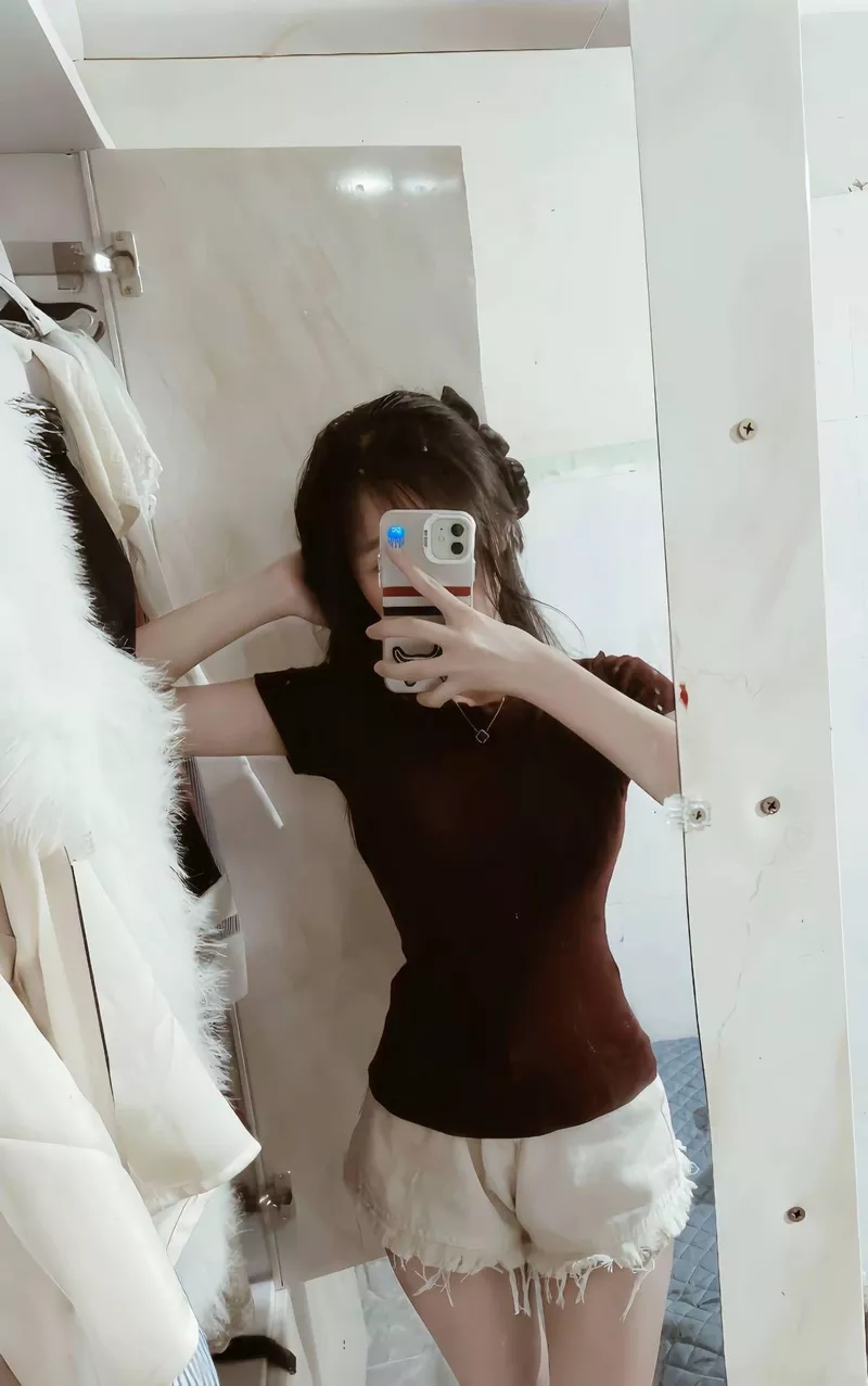 Hình Gái Xinh Chụp Gương Với Vóc Dáng Cân Đối