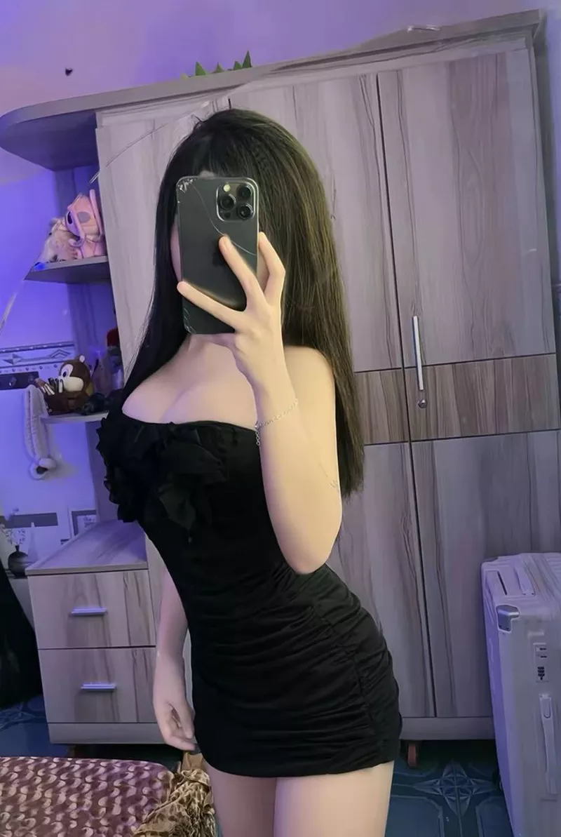 Hình Gái Xinh Soi Gương Với Nụ Cười Tỏa Nắng