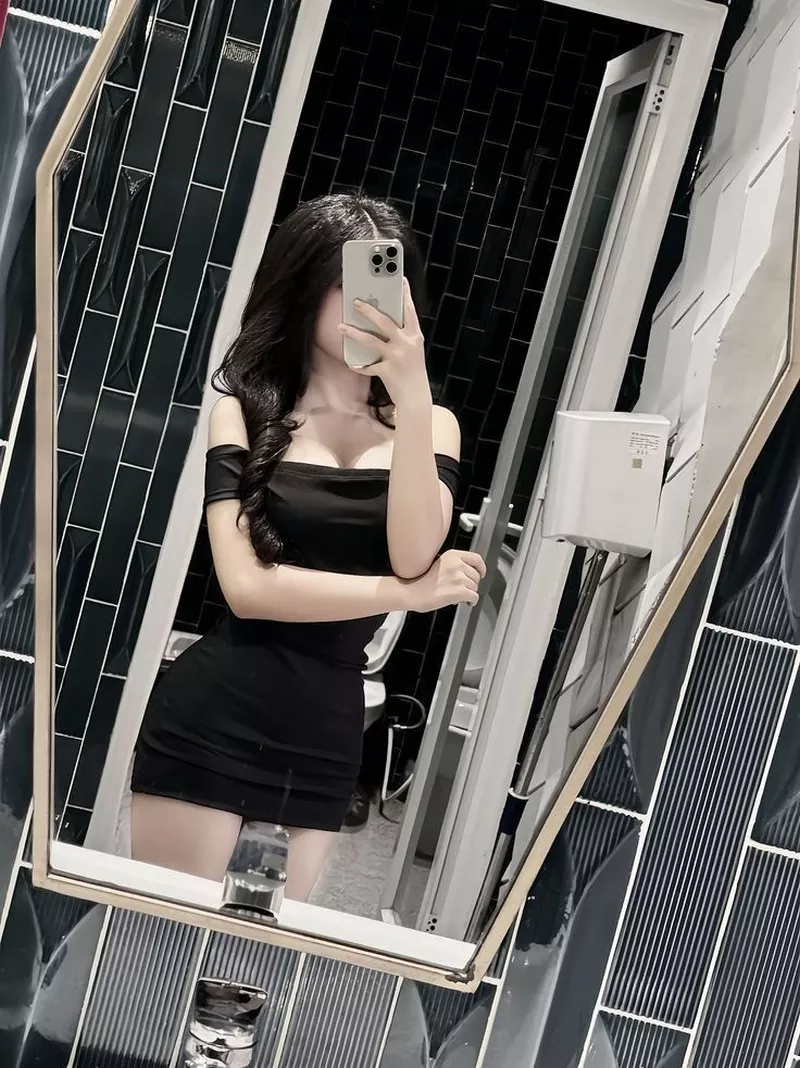 Hình Gái Xinh Tạo Dáng Trước Gương Đầy Cuốn Hút