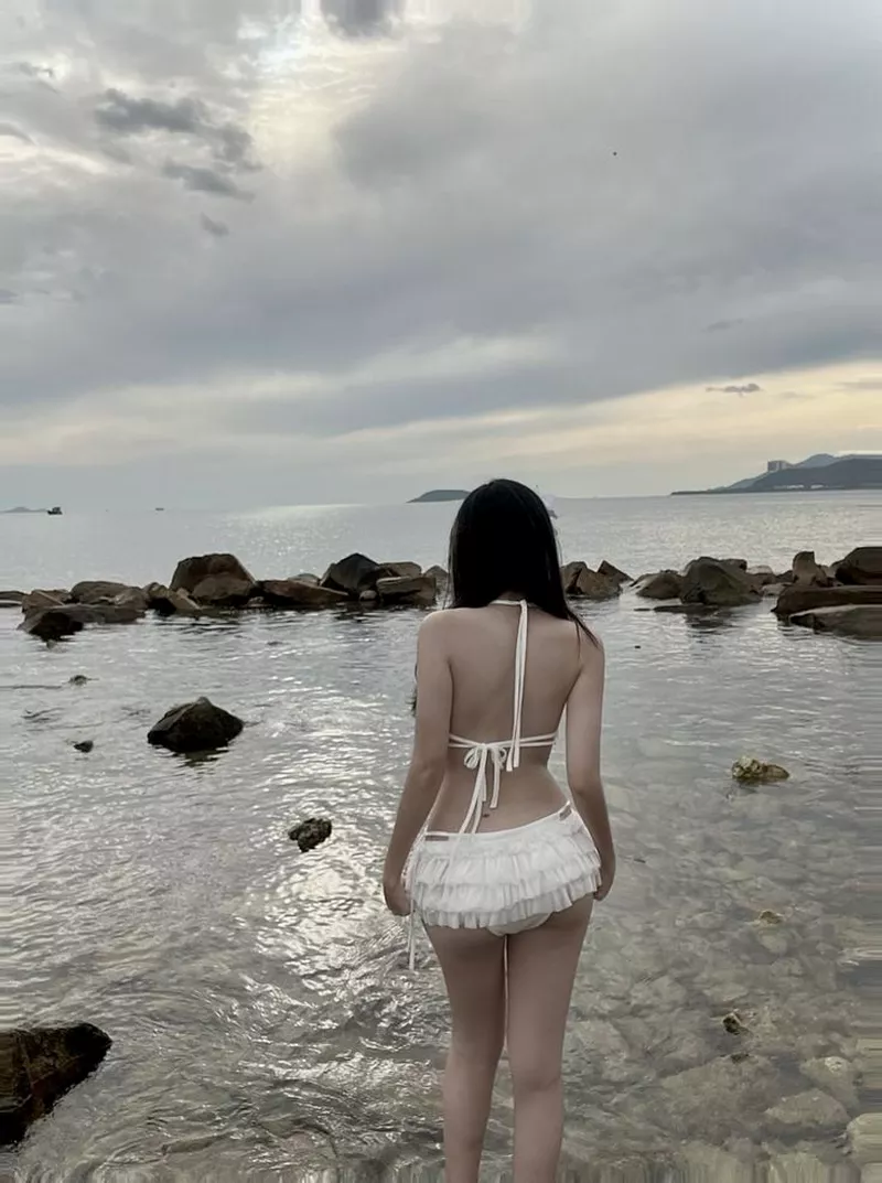 Hot Girl Biển Hè Với Bikini Trắng Gợi Cảm