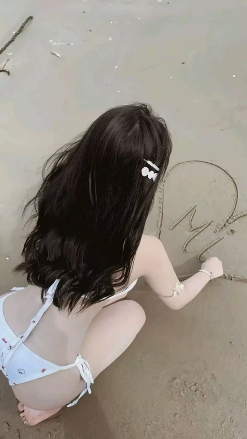 Hot Girl Mặc Bikini Trắng Đầy Tự Tin Và Cuốn Hút