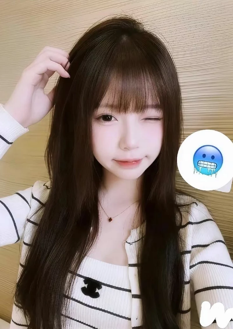 Khoảnh Khắc Đời Thường Của Gái Xinh 2K8 Gây Sốt