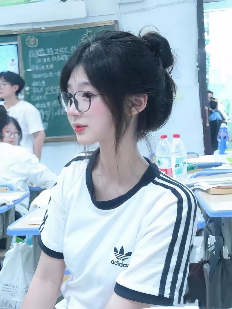Nữ Sinh Lớp 10 Sở Hữu Nụ Cười Ngọt Ngào
