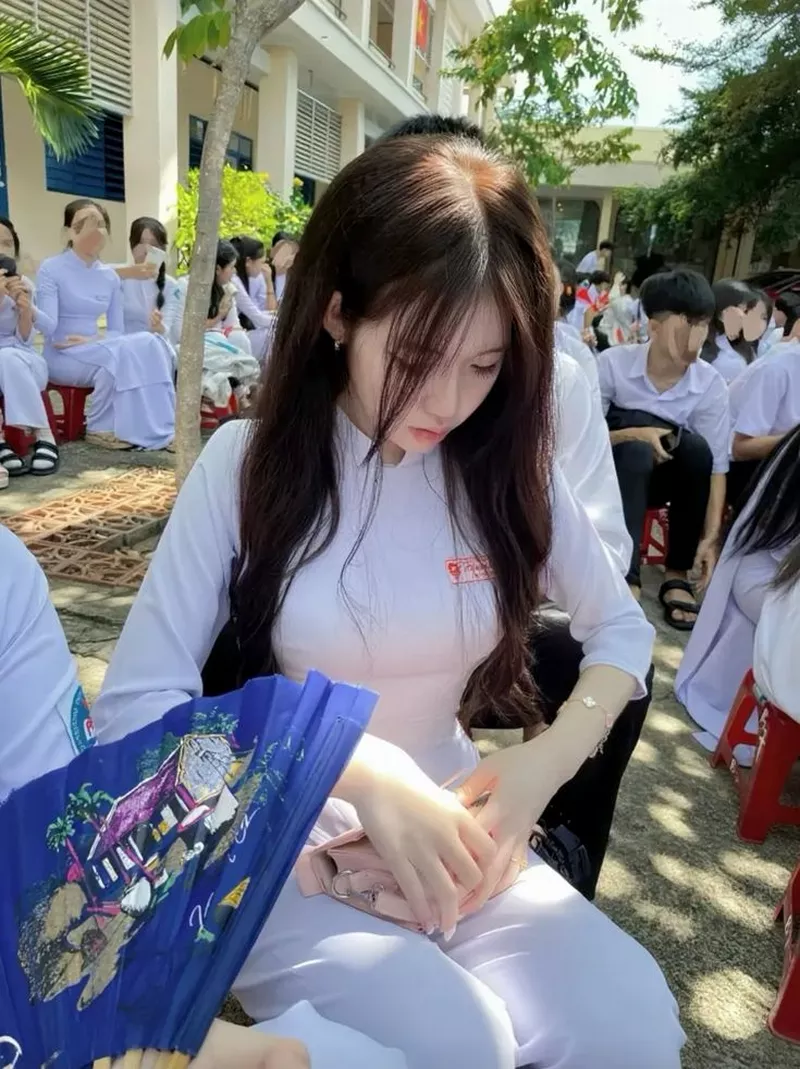 Nữ Sinh Lớp 10 Xinh Xắn Tỏa Sáng Trong Sân Trường