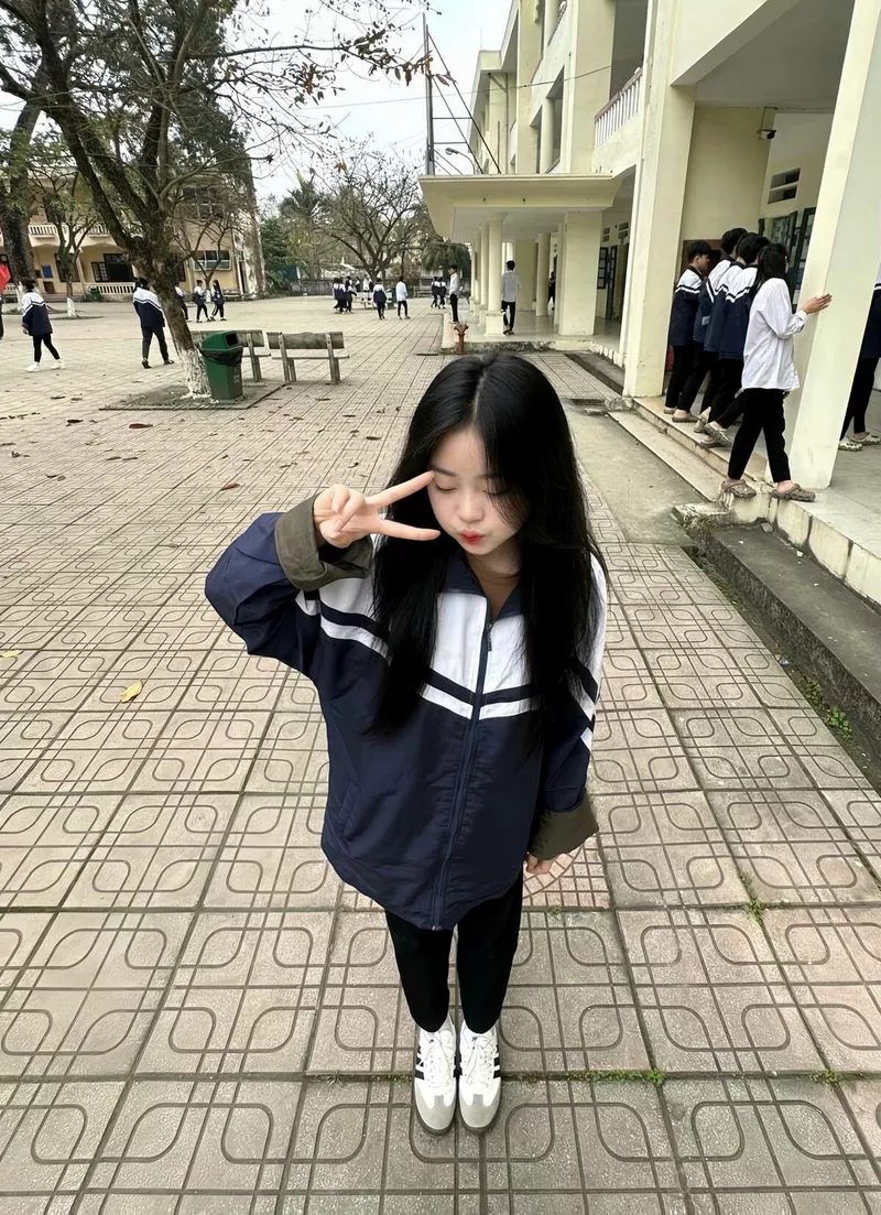 Nữ Sinh Lớp 10 Xinh Xắn Trong Ánh Nắng Sân Trường