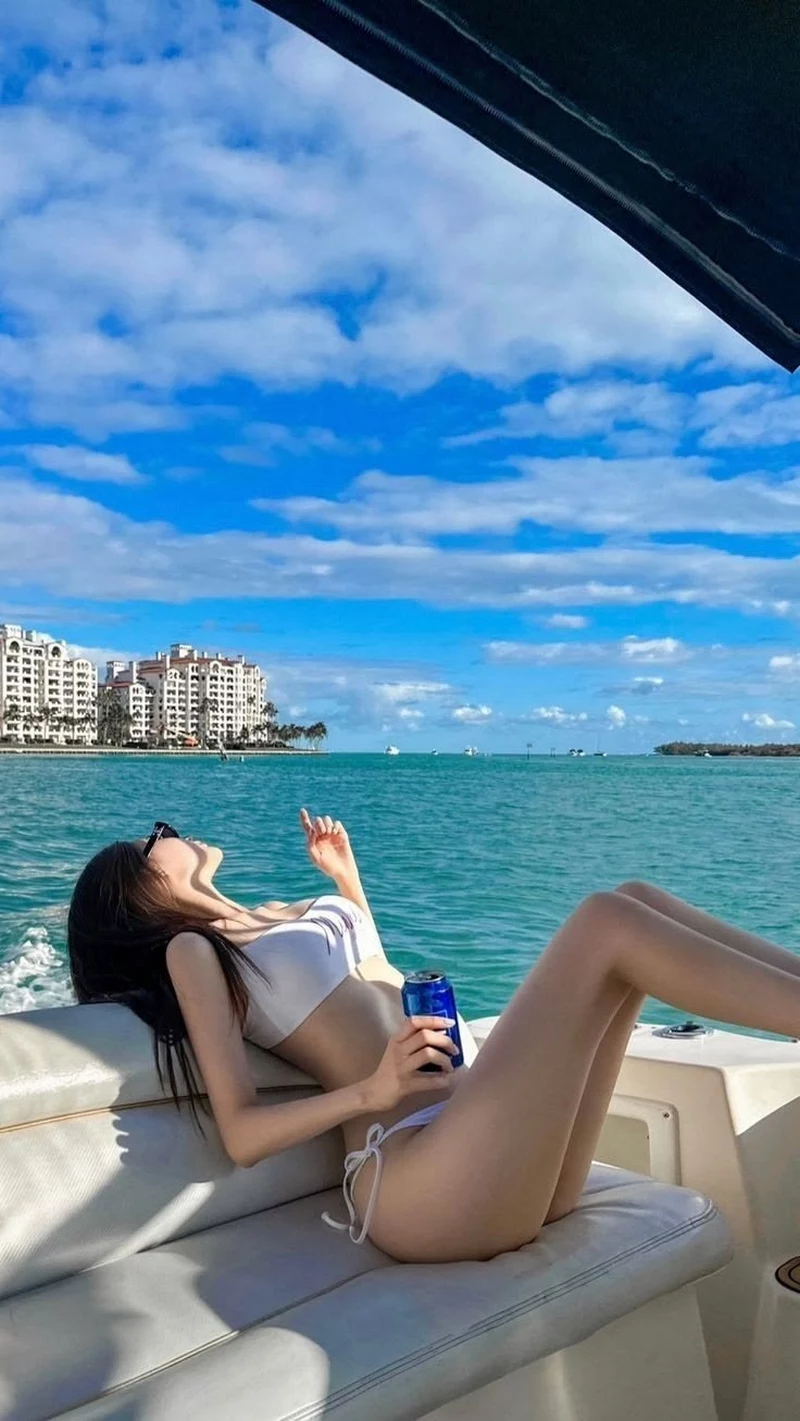 Vẻ Đẹp Trong Trẻo Của Hot Girl Mặc Bikini Trắng